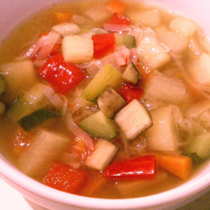 キューブ野菜と餃子の皮のカレースープ